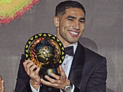 أشرف حكيمي بعد الفوز بجائزة أفضل لاعب إفريقي - 19 نوفمبر 2025 - X/@CAF_Online