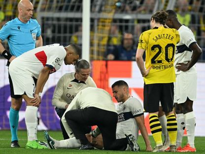 لوكاس هيرنانديز لاعب باريس سان جيرمان يتلقى العلاج بعد إصابته خلال مواجهة بوروسيا دورتموند في دوري أبطال أوروبا - 1 مايو 2024 - AFP