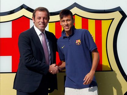 البرازيلي نيمار مع رئيس نادي برشلونة ساندور روسيل بعد توقيعه عقداً لمدة خمس سنوات مع النادي - 3 يونيو 2013 - Reuters