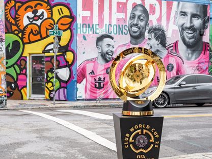 مجسم كأس العالم للأندية وخلفه جدارية لنجوم إنتر ميامي الأمريكي - 5 يونيو 2025 - X/InterMiamiCF