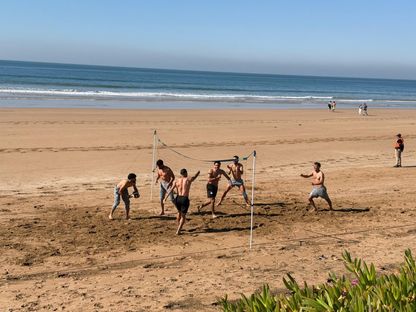 محمد صلاح ينشر صورة خلال اللعب مع زملائه على الشاطئ - 11 يناير 2025 - X/@MoSalah