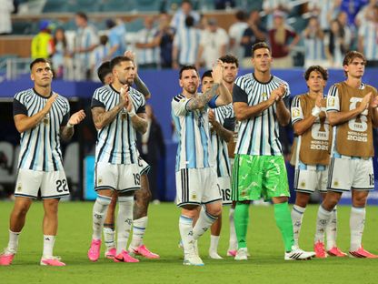 ليونيل ميسي ولاعبون من الأرجنتين بعد مباراة ضد الرأس الأخضر في كأس العالم - 3 يوليو 2026 - IMAGN IMAGES via Reuters