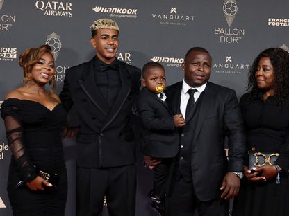 لامين يامال مع والدته شيلا إيبانا (يسار) وأسرتها قبل حفل جائزة "الكرة الذهبية" في باريس - 22 سبتمبر 2025 - REUTERS