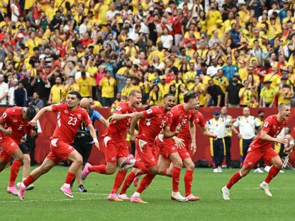 فرحة لاعبي منتخب سويسرا بعد التأهل إلى ربع نهائي كأس العالم على حساب كولومبيا - 7 يونيو 2026 - Reuters