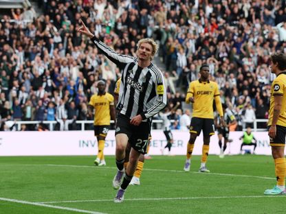 نيك فولتماده مهاجم نيوكاسل يحتفل بهدفه في مرمى ولفرهامبتون واندرارز في الدوري الإنجليزي الممتاز - 13 سبتمبر 2025 - Reuters