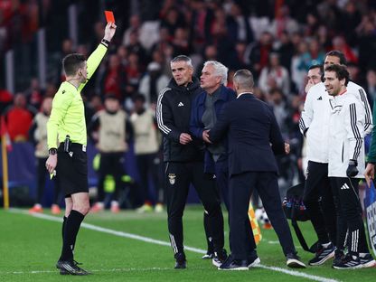 لحظة طرد جوزيه مورينيو مدرب بنفيكا بالبطاقة الحمراء المباشرة خلال مواجهة ريال مدريد في دوري أبطال أوروبا - 17 فبراير 2026 - Reuters