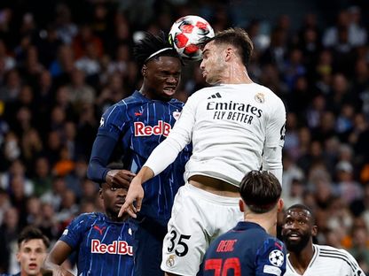 راؤول أسينسيو مدافع ريال مدريد في صراع على الكرة مع لاعب ريد بول سالزبورغ النمساوي هندري بلانك بمباراة دوري أبطال أوروبا - 22 يناير 2025 - Reuters