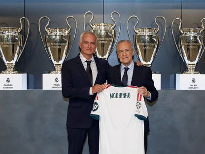رئيس ريال مدريد فلورنتينو بيريز وجوزيه مورينيو خلال تقديم المدرب البرتغالي - 18 أغسطس 2026 - realmadrid.com