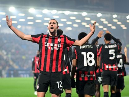 أدريان رابيو لاعب ميلان يحتفل بأحد أهدافه في شباك كومو بالدوري الإيطالي - 15 يناير 2026 - Reuters