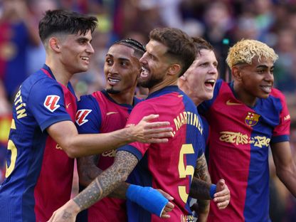 لاعبو برشلونة يحتفلون بتسجيل هدف في شباك ريال مدريد ضمن الدوري الإسباني - 11 مايو 2025 - REUTERS