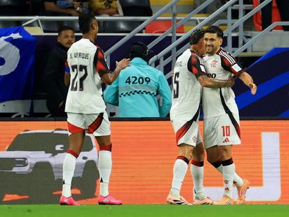 احتفال لاعبي فلامنغو بتسجيل هدف في مرمى كروز أزول المكسيكي بديربي الأمريكتين - 10 ديسمبر 2025 - Reuters