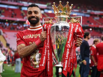 المصري محمد صلاح مهاجم ليفربول يحمل كأس الدوري الإنجليزي الممتاز -25 مايو 2025 - REUTERS