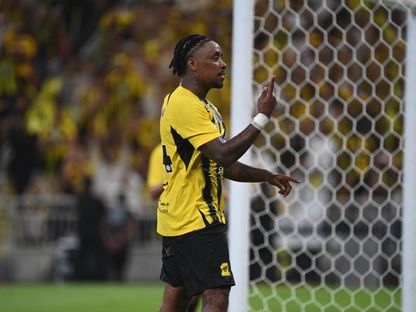 ستيفن بيرغوين لاعب الاتحاد يحتفل بتسجيل هدف في مرمى ضمك بدوري روشن السعودي - 26 مايو 2025 - X/@aawsat_spt