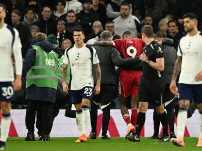 إصابة ألكسندر إيزاك في مباراة ليفربول وتوتنهام بالدوري الإنجليزي - 20 ديسمبر 2025 - Reuters