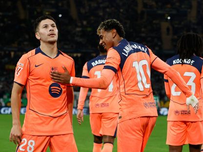 لامين يامال يحتفل مع روني بردغجي بعد هدفه مع برشلونة أمام ريال بيتيس في الدوري الإسباني - 6 ديسمبر 2025 - Reuters