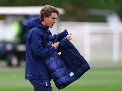 الدنماركي توماس فرانك مدرب توتنهام خلال التدريبات التي تسبق مواجهة كوبنهاغن في دوري أبطال أوروبا - 3 نوفمبر 2025 - REUTERS