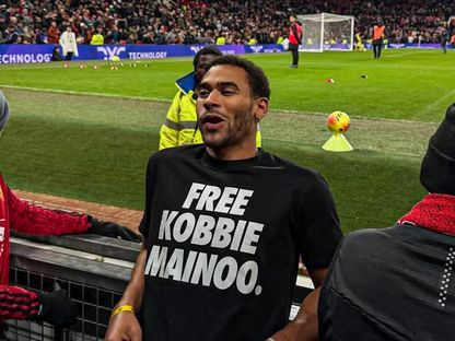 أخ كوبي ماينو يدافع عنه خلال مباراة مانشستر يونايتد في الدوري الإنجليزي الممتاز - 15 ديسمبر 2025 - X/@OneFootball