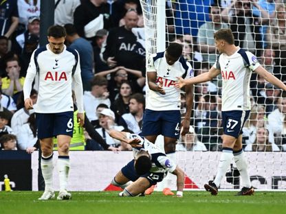 الحسرة تسيطر على لاعبي توتنهام بعد التعادل مع برايتون في الدوري الإنجليزي - 18 أبريل 2026 - Reuters