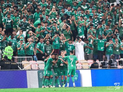 فرحة لاعبي وجمهور الأهلي بعد تسجيل هدف بمواجهة الفتح - 2 مارس 2024 - X/@ALAHLI_FC