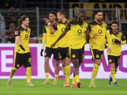 لاعبو بوروسيا دورتموند يحتفلون بهدف مارسيل زابيتسر أمام فيردر بريمن في الدوري الألماني - 13 يناير 2026 - Reuters