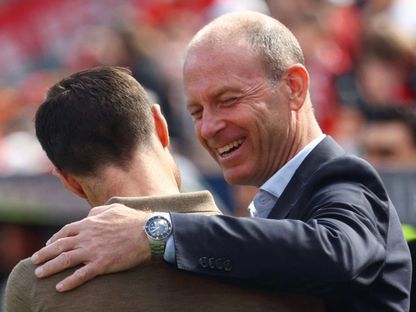 الدنماركي جيس ثوروب مدرب أوغسبورغ الألماني في مباراة ضد باير ليفركوزن - 26 أبريل 2025 - Reuters