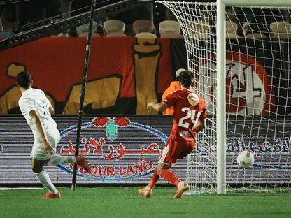 كرة مصطفى شلبي مهاجم البنك الأهلي في طريقها لمرمى محمد الشناوي حارس الأهلي في مواجهة الفريقين في الدوري المصري - 3 فبراير 2026 - X/@epl_eg