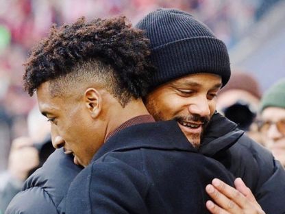 المدرب البلجيكي فينسينت كومباني يعانق كينغسلي كومان خلال تكريم النجم الفرنسي في ملعب بايرن ميونيخ أليانز أرينا - 30 نوفمبر 2025 - iMiaSanMia/x