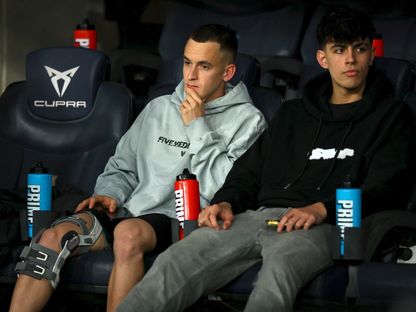 مارك كاسادو (يسار) ومارك بيرنال على مقاعد البدلاء قبل مباراة بين برشلونة وأوساسونا – 27 مارس 2025 - REUTERS