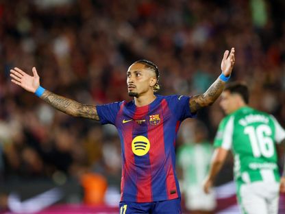 رافينيا مهاجم برشلونة يحتفل بهدفه الثاني في مرمى ريال بيتيس في الدوري الإسباني - 17 مايو 2026 - Reuters