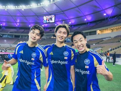 احتفال لاعبي ماتشيدا الياباني بالتأهل لنهائي دوري أبطال آسيا للنخبة على حساب شباب الأهلي الإماراتي - 21 أبريل 2026 - X/@FcMachidaZelvia