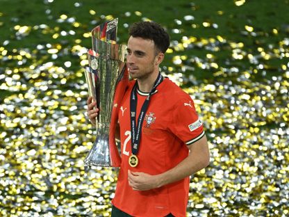 ديوغو جوتا يحمل كأس دوري الأمم الأوروبية بعد فوز البرتغال على إسبانيا في النهائي- 9 يونيو 2025 - Reuters