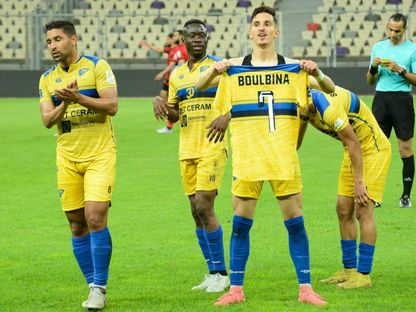 عادل بولبينة مهاجم نادي بارادو يحتفل بهدفه في شباك اتحاد العاصمة ضمن الدوري الجزائري - 17 مايو 2025 - facebook.com/paradouofficiel