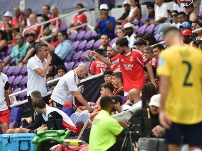 اشتباك بين برونو لاجي مدرب بنفيكا واللاعب أوركان كوكتشو خلال لقاء أوكلاند سيتي بمونديال الأندية - 20 يونيو 2025 - x@abolapt
