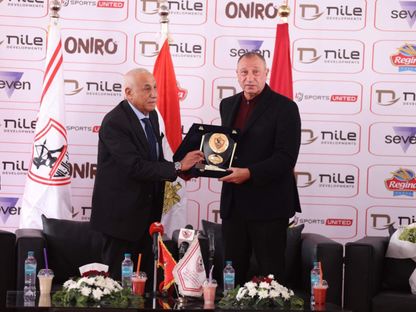رئيس مجلس إدارة الأهلي محمود الخطيب يهدي رئيس الزمالك حسين لبيب درع الأهلي خلال زيارته مقرّ الزمالك - 19 فبراير 2024 - X/@AlAhly