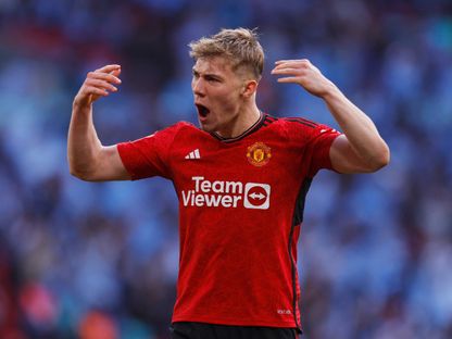 راسموس هويلوند يحتفل بعد تسجيله ركلة الترجيح التي أهّلت مانشستر يونايتد إلى نهائي كأس الاتحاد الإنجليزي على حساب كوفنتري سيتي - 21 أبريل 2024 - Reuters