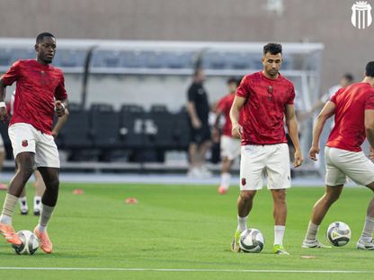 محمود حسن "تريزيغيه" يمين الصورة خلال إحماء فريقه الرياض قبل مواجهة الخليج في الدوري السعودي - 7 سبتمبر 2026 - x/AlRiyadhFC