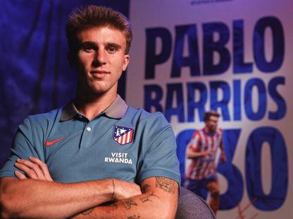بابلو باريوس لاعب أتلتيكو مدريد في جلسة تصويرية بعد تجديد عقده مع الفريق حتى 2030 - 22 مايو 2025 - X/@atletienglish
