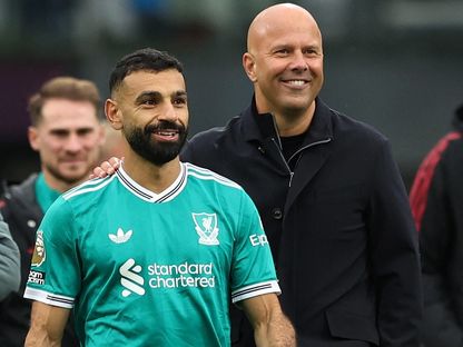 محمد صلاح هداف ليفربول ومدربه آرني سلوت بعد الفوز على بيرنلي في الدوري الإنجليزي الممتاز - 14 سبتمبر 2025 - Reuters