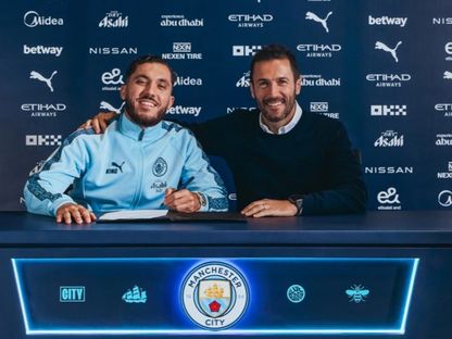 ريان شرقي خلال توقيع عقود انضمامه إلى مانشستر سيتي - 10 يونيو 2025 - mancity.com