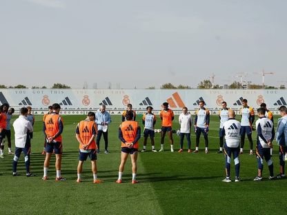 لاعبو ريال مدريد يقفون دقيقة صمت حدادا على أرواح ضحايا فيضان فالنسيا قبل خوض حصة تدريبية - 30 أكتوبر 2024 - X/@realmadrid