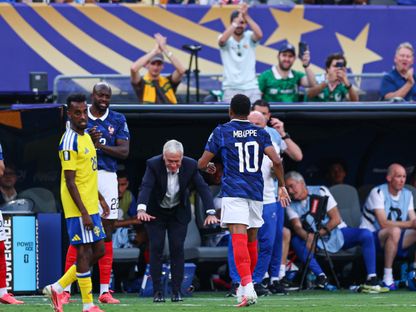 ديدييه ديشان مدرب فرنسا ينحني للمهاجم كيليان مبابي خلال تغييره أمام السويد في كأس العالم - 1 يوليو 2026 - REUTERS