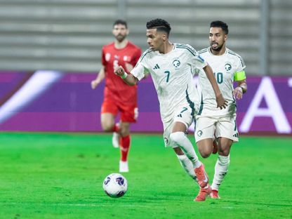 لاعبا السعودية مصعب الجوير وسالم الدوسري خلال مباراة البحرين في تصفيات كأس العالم - 5 يونيو 2025 - x/@SaudiNT