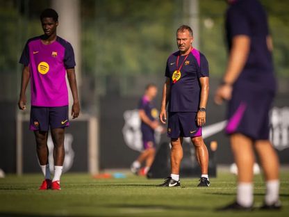 مدرب برشلونة هانزي فليك خلال تدريبات الفريق - 14 يوليو 2025 - www.fcbarcelona.com