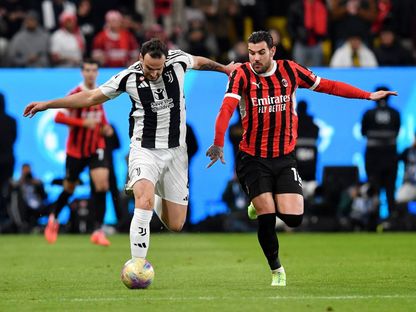 صراع على الكرة بين ثيو هيرنانديز لاعب ميلان وفيديريكو غاتي لاعب يوفنتوس في نصف نهائي السوبر الإيطالي في الرياض - 3 يناير 2025 - Reuters