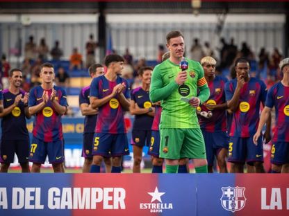 قائد برشلونة مارك أندريه تير شتيغن ولاعبو الفريق قبل مباراة كومو في كأس جوان غامبر - 11 أغسطس 2025 - www.fcbarcelona.com