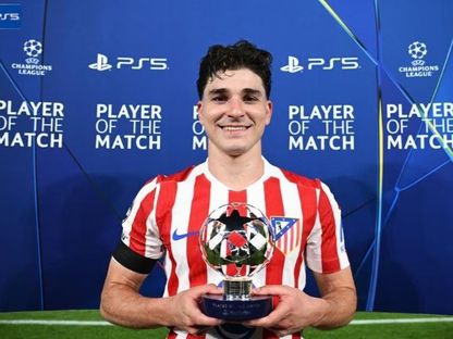 خوليان ألفاريز لاعب أتلتيكو مدريد يحمل جائزة رجل المباراة بعد الفوز على برشلونة في ذهاب ربع نهائي دوري أبطال أوروبا - 8 أبريل 2026 - uefa.com