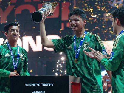 احتفال منتخب السعودية للألعاب الإلكترونية بكأس العالم لبطولة روكيت ليغ بعد هزيمة فرنسا في ديسمبر 2024 - FIFAe/x