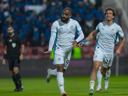 احتفال ألكسندر لاكازيت مهاجم نيوم بتسجيل هدف في مرمى ضمك بدوري روشن السعودي - 14 سبتمبر 2025 - X/@NEOMSportsClub