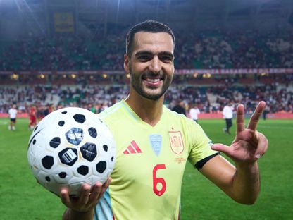 ميكيل ميرينو مع كرة الهاتريك بعد مباراة إسبانيا وتركيا بتصفيات كأس العالم 2026 - 7 سبتمبر 2025 - X/SEFutbol