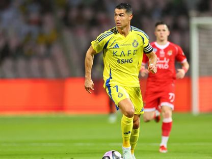 كريستيانو رونالدو نجم نادي النصر يقود هجمة في مباراة الوحدة بالدوري السعودي - 25 فبراير 2025 - X/@AlNassrFC